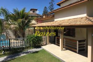 Casa com piscina em bairro nobre