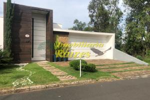Casa com piscina , bairro nobre para locação