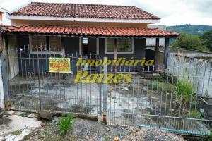 Casa ampla com 2 pavimentos, bem localizada!