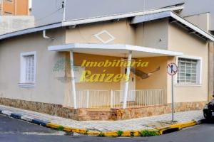 Casa Central com 03 Dormitórios e Excelente Localização