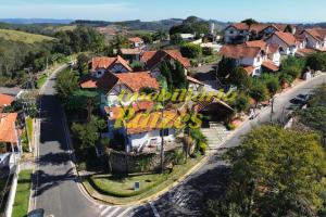 Casa em Condomínio Fechado com Piscina, Área Gourmet e Muito Contato com a Natureza